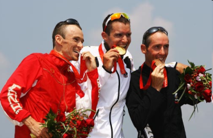 O podio: Jan Frodeno (no centro), Simon Whitfield (&aacute; esquerda) e Bevan Docherty (dereita)