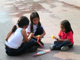 Nenas indixenas xogando nunha r&uacute;a de Caracas. Foto  &copy; Xurxo Mart&iacute;nez Crespo