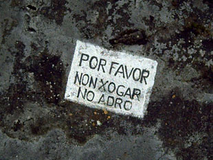 "En galego: prohibido"