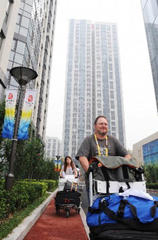Xornalistas dirix&iacute;ndose &aacute;s s&uacute;as residencias na Vila dos Medios, que se abriu o 25 de xullo / Xinhua