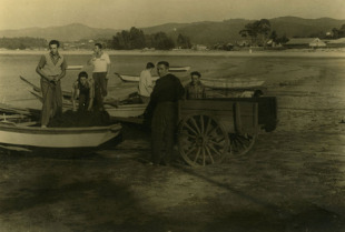 Cargando o racú nunha gamela - Baiona (1953)