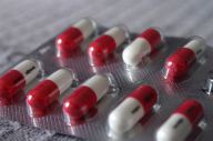 O tratamento &eacute; farmacol&oacute;xico e revers&iacute;bel / Imaxe de p&iacute;lulas tirada do Flickr de juanpo
