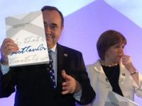 Salmond, co documento, este luns