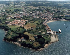 Vista aérea da vila de Mugardos