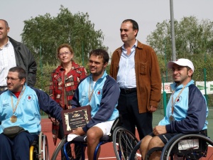 Os tenistas galegos amosan o trofeo de campións