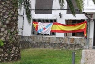 Foto tirada na tarde do pasado domingo, poucas horas antes da final do mundial de fútbol de Suráfrica, no barrio de Vite (Compostela) / Viriato Calvo