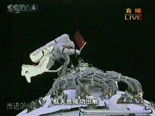 Varios momentos do 'paseo espacial', con Zhai portando a bandeira de China
