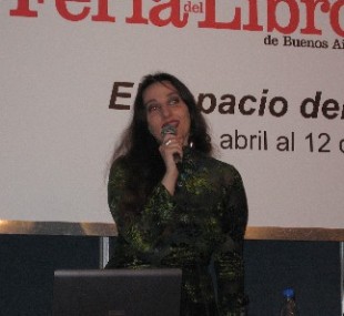 A poeta Est&iacute;baliz Espinosa