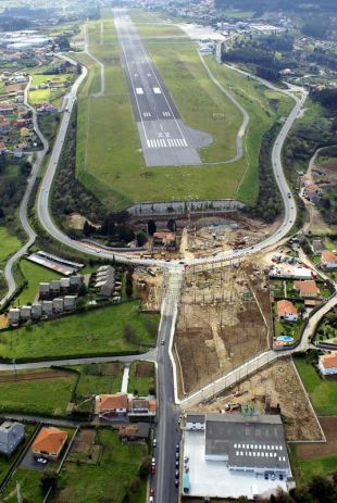 Na imaxe, a zona pola que será ampliada a pista de aterraxe de Alvedro / Imaxe: Adega