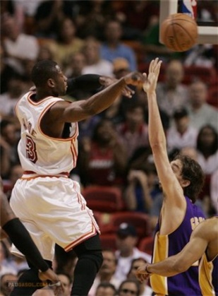 Pau Gasol xogando cos Lakers