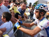 Ezequiel Mosquera asinando autógrafos, na etapa do domingo