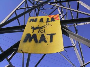 Cartaz pendurado nunha torre de alta tensi&oacute;n